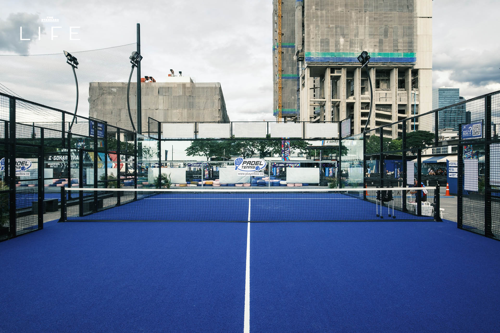 ภาพผู้คนกำลังเล่นกีฬา Padel ในคอร์ตกระจก 3
