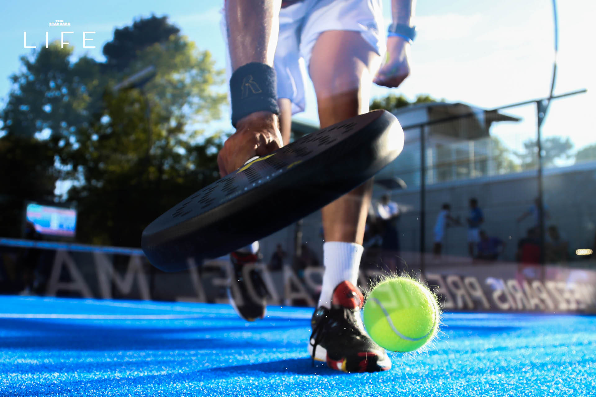 ภาพผู้คนกำลังเล่นกีฬา Padel ในคอร์ตกระจก 4