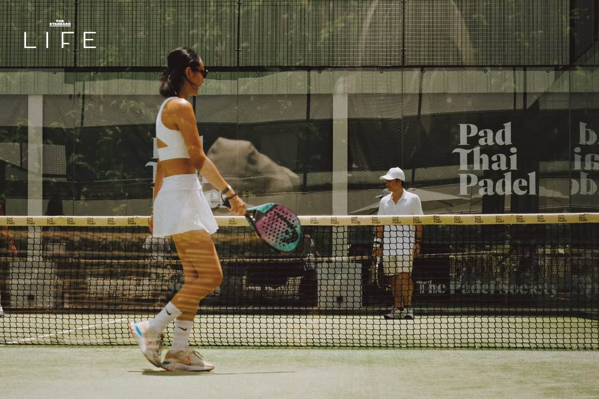 ภาพผู้คนกำลังเล่นกีฬา Padel ในคอร์ตกระจก 7