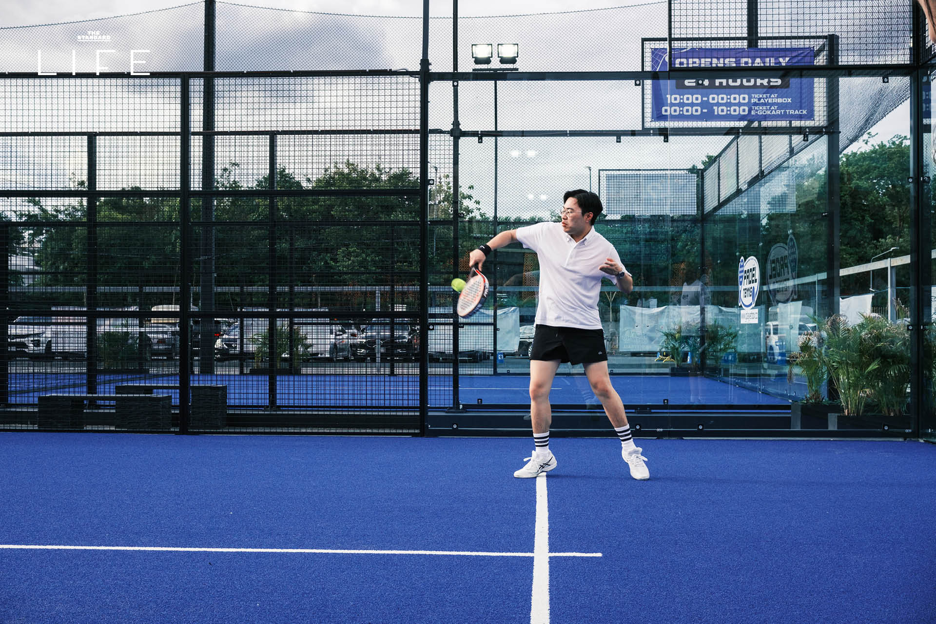 ภาพผู้คนกำลังเล่นกีฬา Padel ในคอร์ตกระจก 9