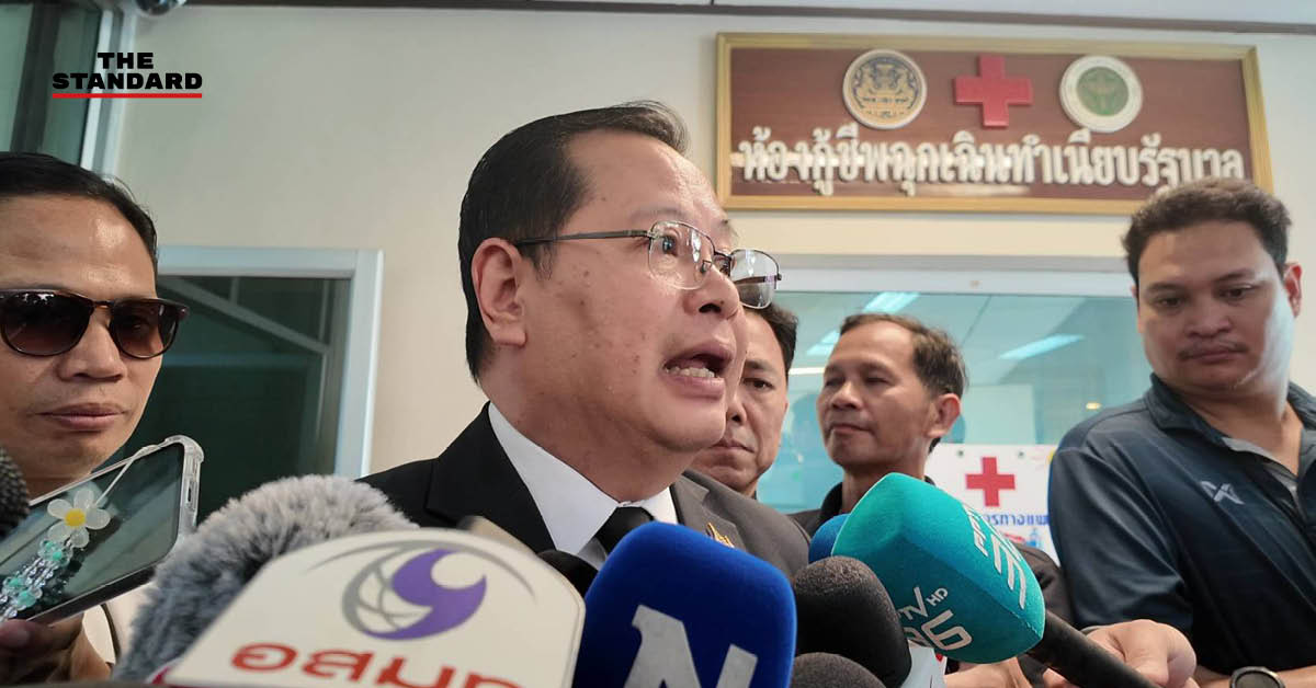 ปกรณ์ นิลประพันธ์ รองนายกรัฐมนตรี ให้สัมภาษณ์สื่อมวลชน