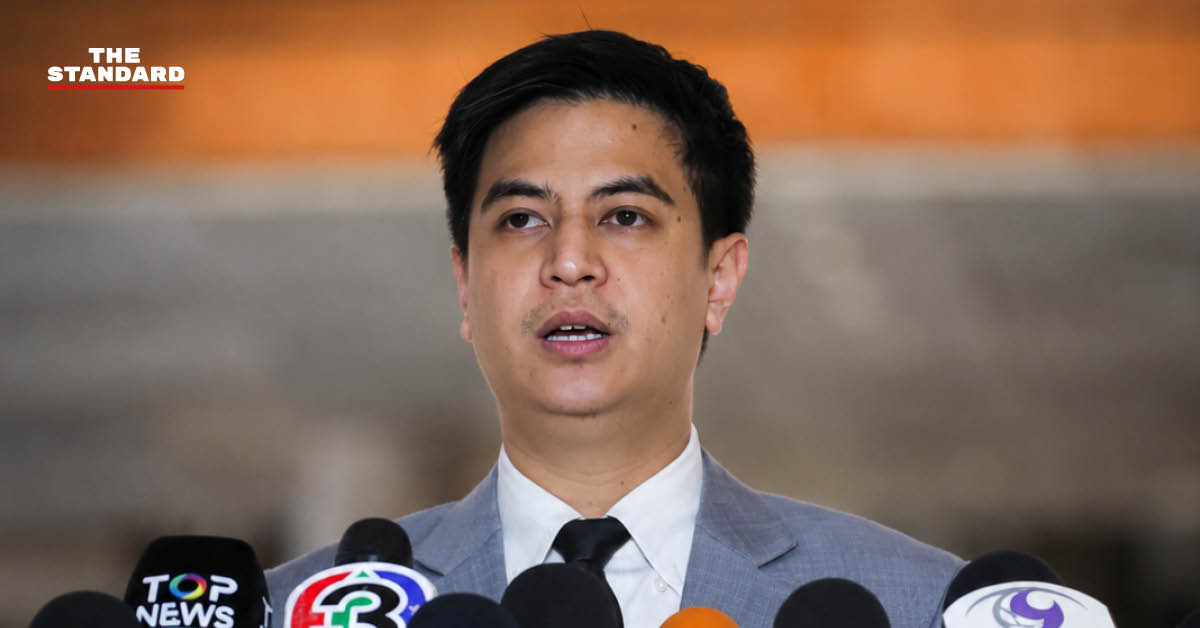 พริษฐ์ วัชรสินธุ สส.พรรคประชาชน กำลังให้สัมภาษณ์สื่อมวลชนที่รัฐสภา
