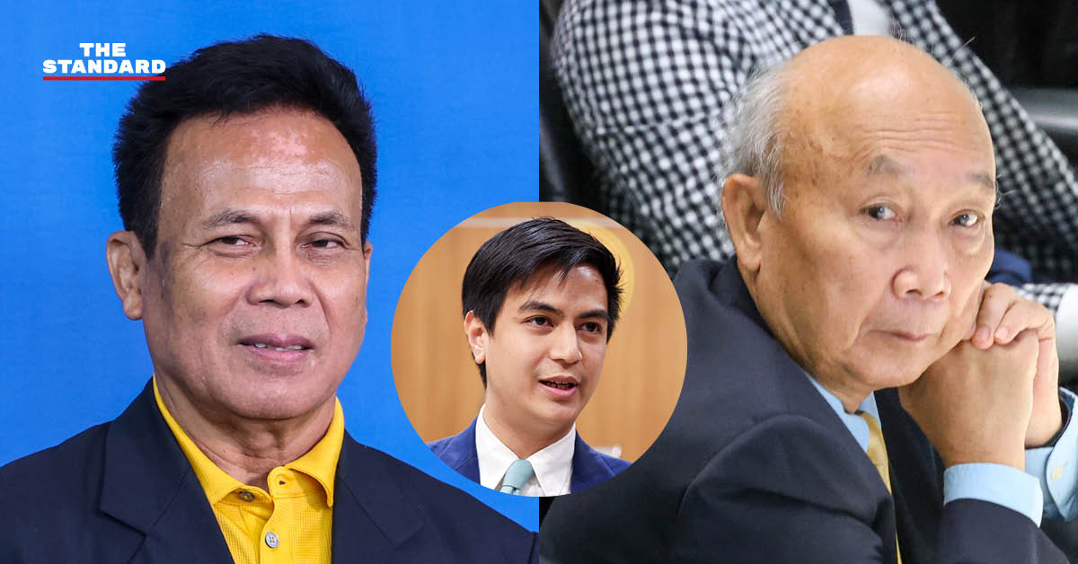 พริษฐ์ วัชรสินธุ สส. พรรคประชาชน กำลังแถลงข่าวพร้อมหลักฐานบัตรลงคะแนนเลือก สว.