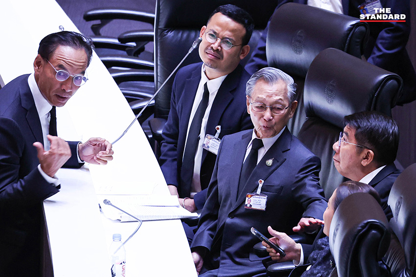 ภาพบรรยากาศการประชุมสภาผู้แทนราษฎรเพื่อพิจารณา พ.ร.ก. กู้เงิน 4 แสนล้านบาท 13