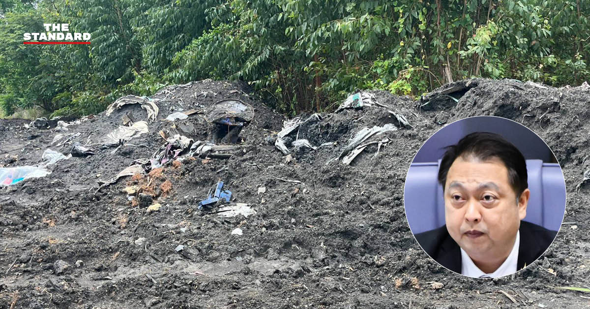 เจ้าหน้าที่กรมควบคุมมลพิษและตำรวจกำลังตรวจสอบกองกากของเสียสีดำในพื้นที่เกษตรกรรม