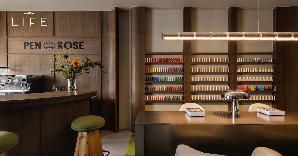 บรรยากาศภายในร้าน Penrose Haus ที่ออกแบบสไตล์ Century ผสมผสานงานไม้และอะลูมิเนียม