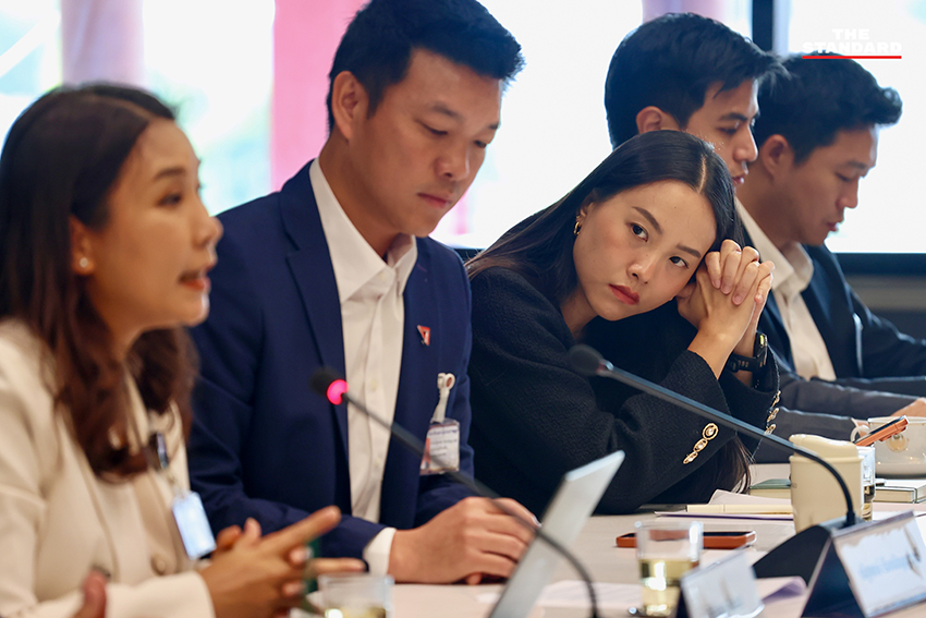 สมาชิกพรรคประชาชนแถลงข่าวประเด็น พ.ร.ก. กู้เงิน 4 แสนล้านบาท 4