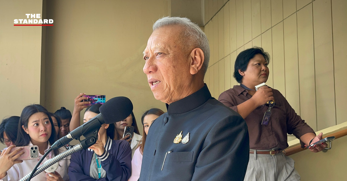 พิพัฒน์ รัชกิจประการ รองนายกรัฐมนตรีและรัฐมนตรีว่าการกระทรวงคมนาคม ให้สัมภาษณ์สื่อมวลชน