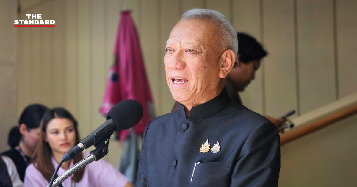 พิพัฒน์ รัชกิจประการ รองนายกรัฐมนตรีและรัฐมนตรีว่าการกระทรวงคมนาคม กำลังให้สัมภาษณ์