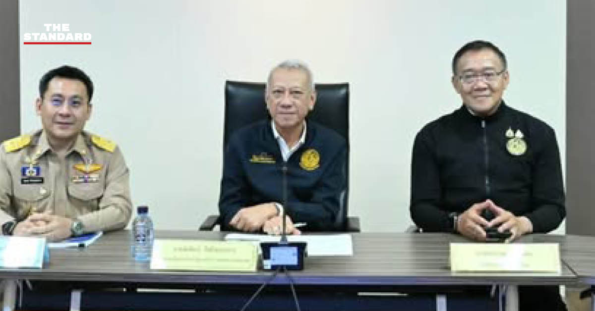 พิพัฒน์ รัชกิจประการ รองนายกรัฐมนตรีและรัฐมนตรีว่าการกระทรวงคมนาคม แถลงข่าวพร้อมเจ้าหน้าที่กระทรวงคมนาคม