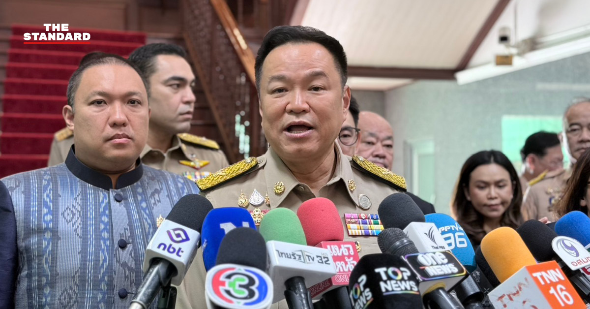 อนุทิน ชาญวีรกูล นายกรัฐมนตรีและรัฐมนตรีว่าการกระทรวงมหาดไทย ให้สัมภาษณ์สื่อมวลชน