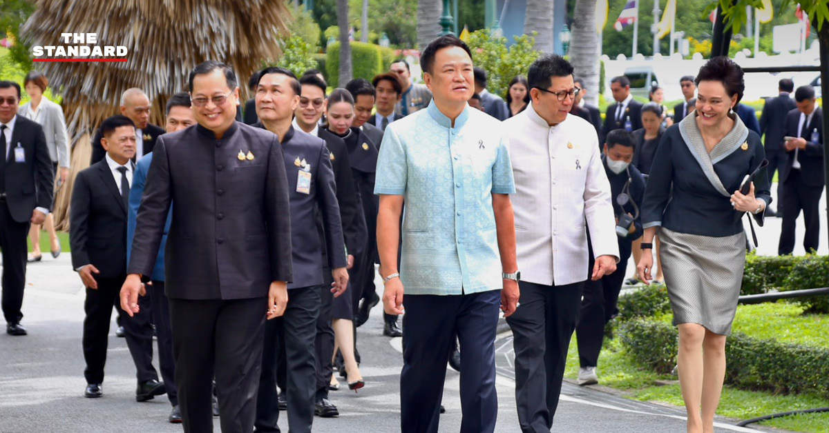 รัชดา ธนาดิเรก โฆษกประจำสำนักนายกรัฐมนตรี กำลังแถลงข่าว