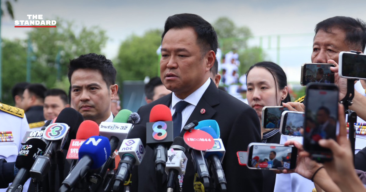 อนุทิน ชาญวีรกูล นายกรัฐมนตรี กำลังกล่าวสุนทรพจน์