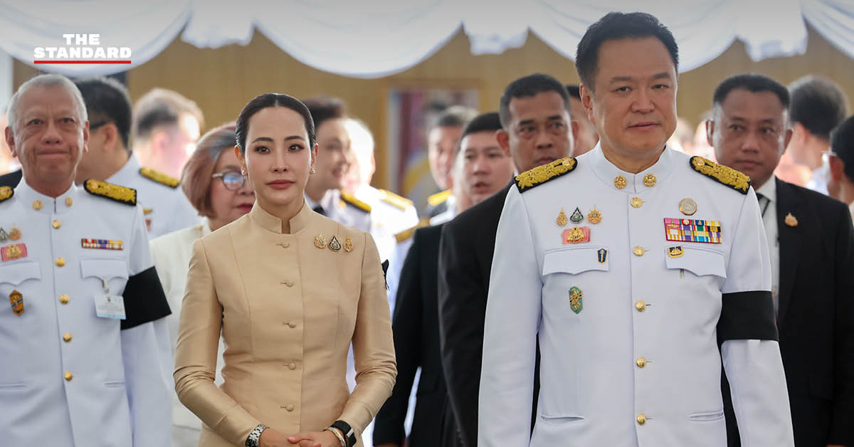 ภาพนายกรัฐมนตรีและภริยาเป็นประธานในพิธีสวดพระพุทธมนต์และทำบุญตักบาตร ณ ท้องสนามหลวง
