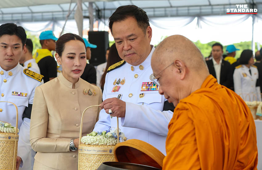 ภาพนายกรัฐมนตรีและภริยาเป็นประธานในพิธีสวดพระพุทธมนต์และทำบุญตักบาตร ณ ท้องสนามหลวง 1