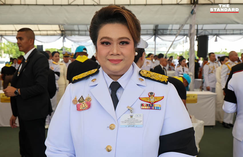 ภาพนายกรัฐมนตรีและภริยาเป็นประธานในพิธีสวดพระพุทธมนต์และทำบุญตักบาตร ณ ท้องสนามหลวง 10