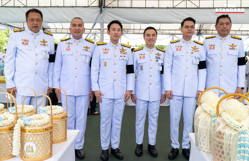 ภาพนายกรัฐมนตรีและภริยาเป็นประธานในพิธีสวดพระพุทธมนต์และทำบุญตักบาตร ณ ท้องสนามหลวง 2