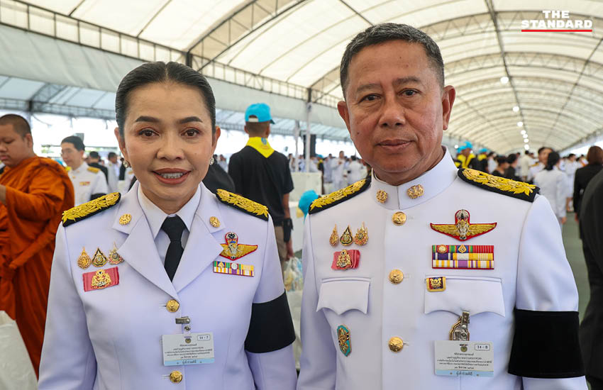 ภาพนายกรัฐมนตรีและภริยาเป็นประธานในพิธีสวดพระพุทธมนต์และทำบุญตักบาตร ณ ท้องสนามหลวง 4