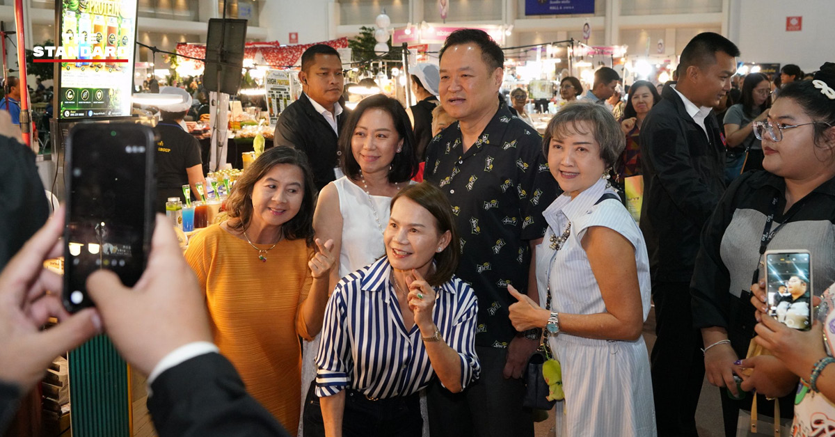 นายกรัฐมนตรีเยี่ยมชมและพูดคุยกับแม่ค้าในงาน OTOP ศิลปาชีพ