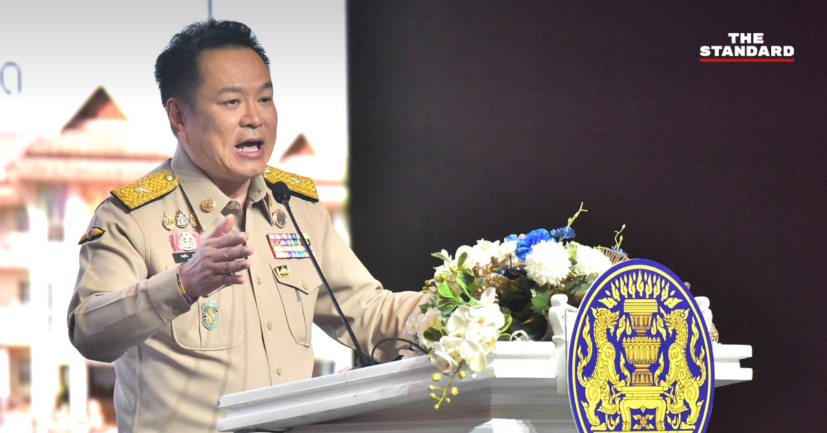 นายกรัฐมนตรีกำลังมอบนโยบายให้เจ้าหน้าที่กระทรวงมหาดไทยและตำรวจ