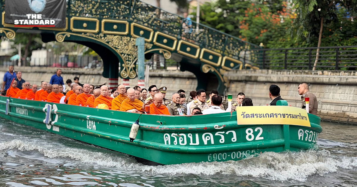 นายกรัฐมนตรีอนุทิน ชาญวีรกูล ล่องเรือพร้อมคณะสงฆ์และเจ้าหน้าที่ติดตามโครงการพัฒนาคลองเกาะรัตนโกสินทร์