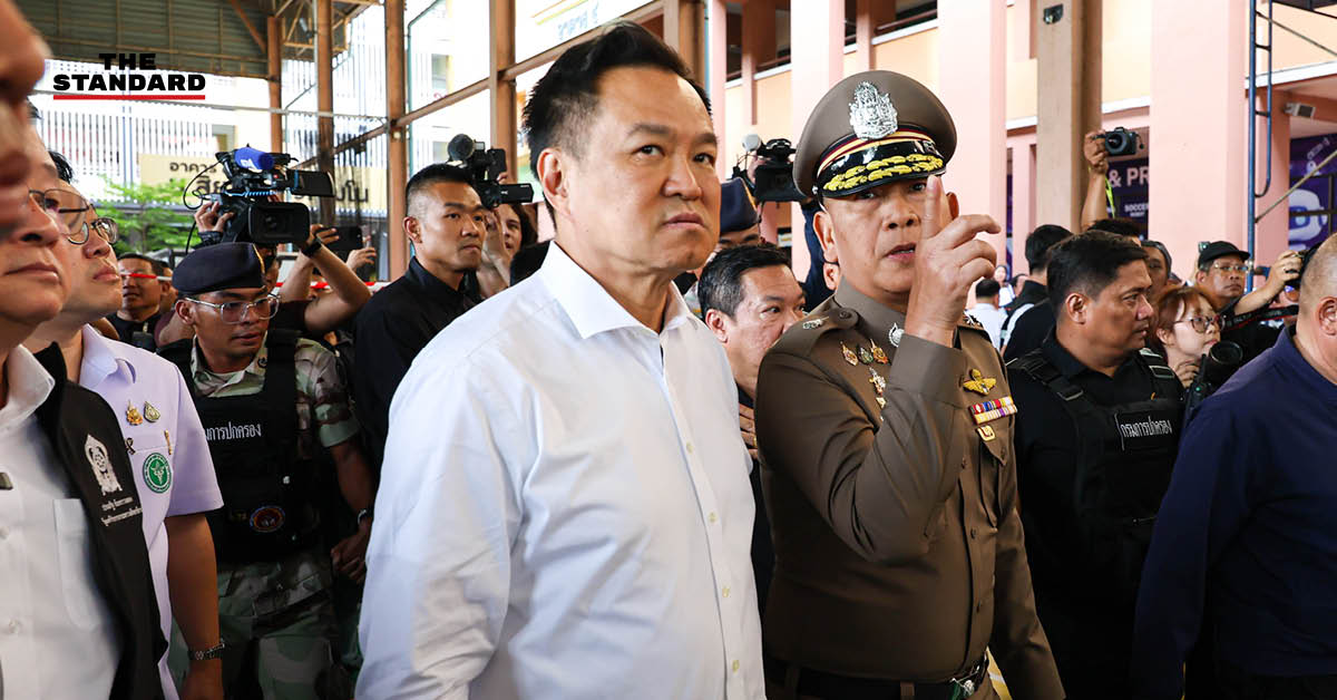 นายกรัฐมนตรี (อนุทิน ชาญวีรกูล) ให้สัมภาษณ์สื่อมวลชนหลังลงพื้นที่