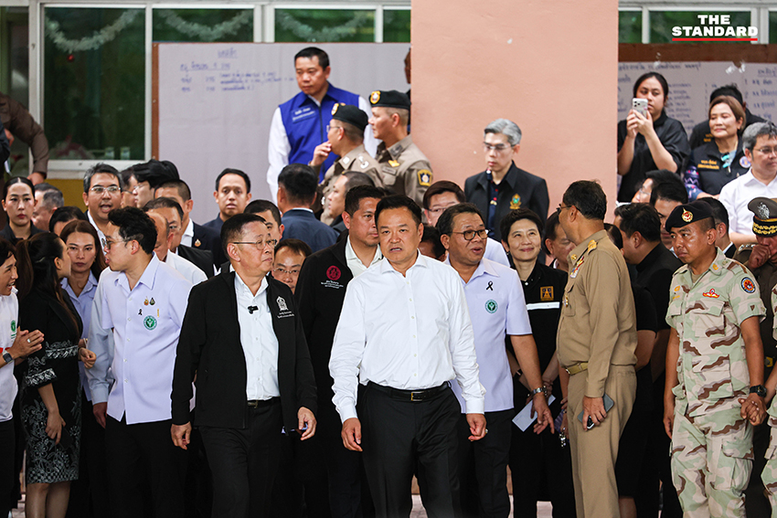 นายกรัฐมนตรี (อนุทิน ชาญวีรกูล) ให้สัมภาษณ์สื่อมวลชนหลังลงพื้นที่ 10