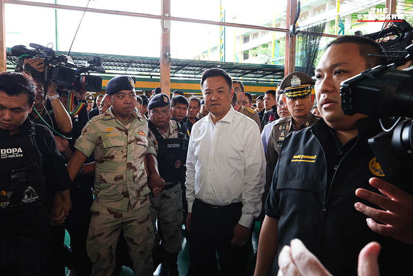 นายกรัฐมนตรี (อนุทิน ชาญวีรกูล) ให้สัมภาษณ์สื่อมวลชนหลังลงพื้นที่ 9