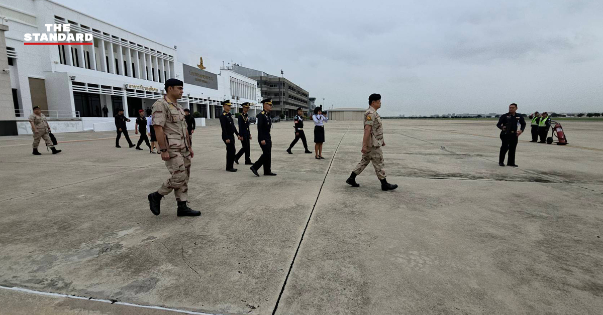 นายกรัฐมนตรี อนุทิน ชาญวีรกูล ในชุดนายกองใหญ่ กำลังประชุมกับฝ่ายความมั่นคง