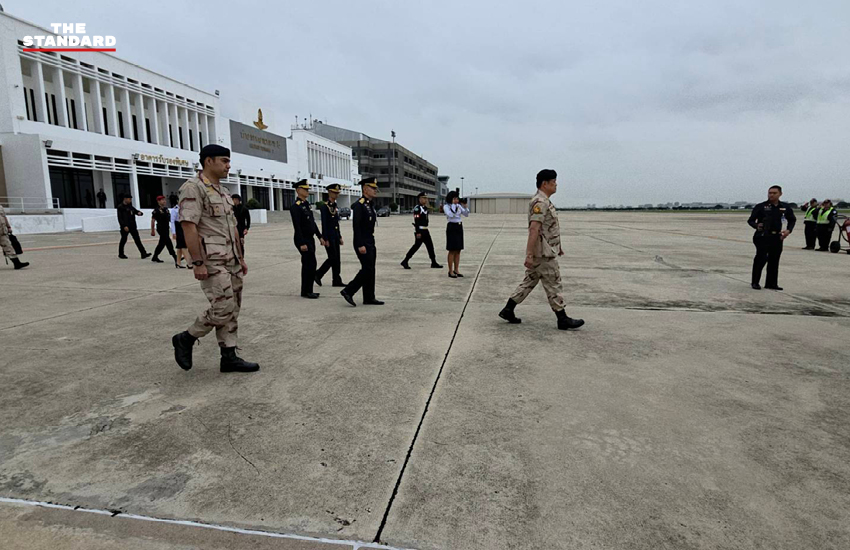 นายกรัฐมนตรี อนุทิน ชาญวีรกูล ในชุดนายกองใหญ่ กำลังประชุมกับฝ่ายความมั่นคง 1