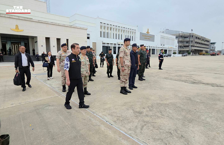 นายกรัฐมนตรี อนุทิน ชาญวีรกูล ในชุดนายกองใหญ่ กำลังประชุมกับฝ่ายความมั่นคง 3
