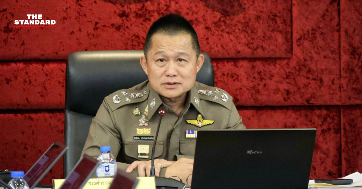 เจ้าหน้าที่ตำรวจในเครื่องแบบกำลังปฏิบัติหน้าที่