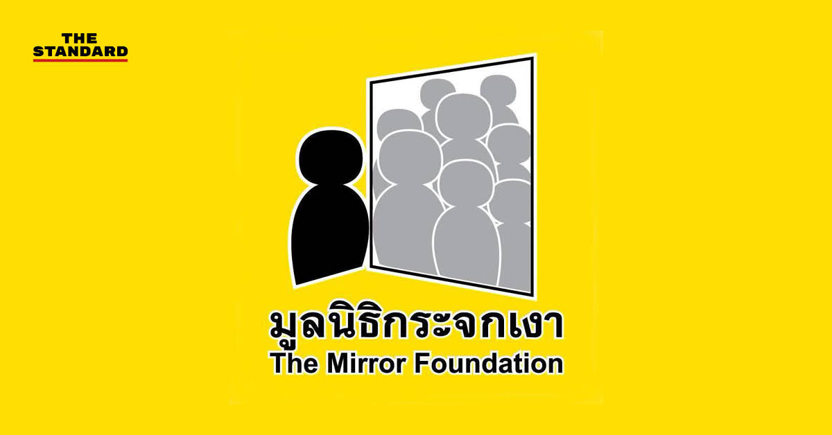 ภาพเจ้าหน้าที่ตำรวจกำลังพูดคุยกับตัวแทนมูลนิธิ