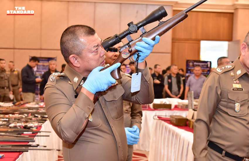 ภาพเจ้าหน้าที่ตำรวจแถลงข่าวผลการกวาดล้างอาวุธปืนผิดกฎหมาย พร้อมของกลางอาวุธปืนที่ตรวจยึดได้ 1