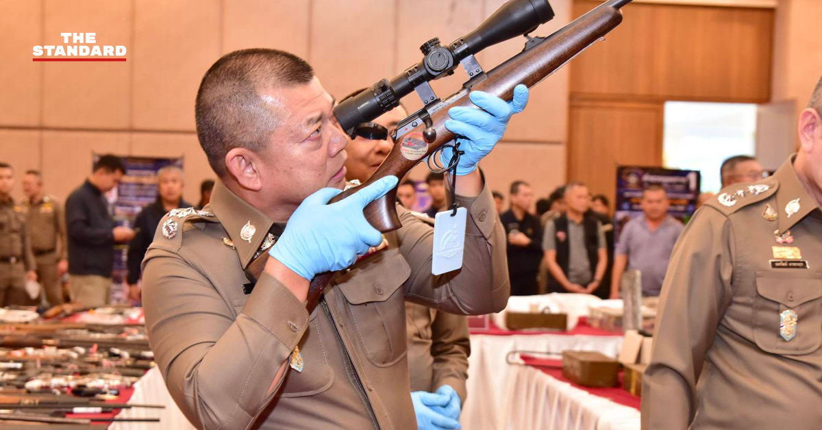 ภาพเจ้าหน้าที่ตำรวจแถลงข่าวผลการกวาดล้างอาวุธปืนผิดกฎหมาย พร้อมของกลางอาวุธปืนที่ตรวจยึดได้