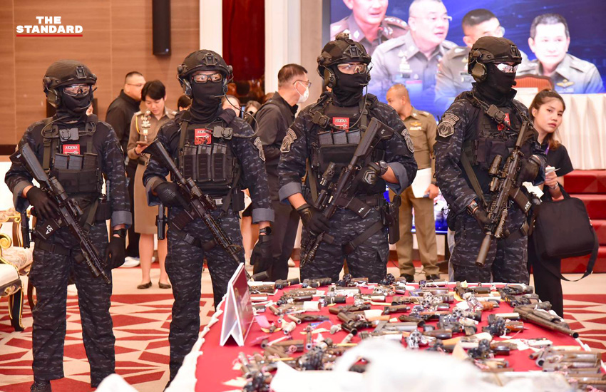 ภาพเจ้าหน้าที่ตำรวจแถลงข่าวผลการกวาดล้างอาวุธปืนผิดกฎหมาย พร้อมของกลางอาวุธปืนที่ตรวจยึดได้ 2