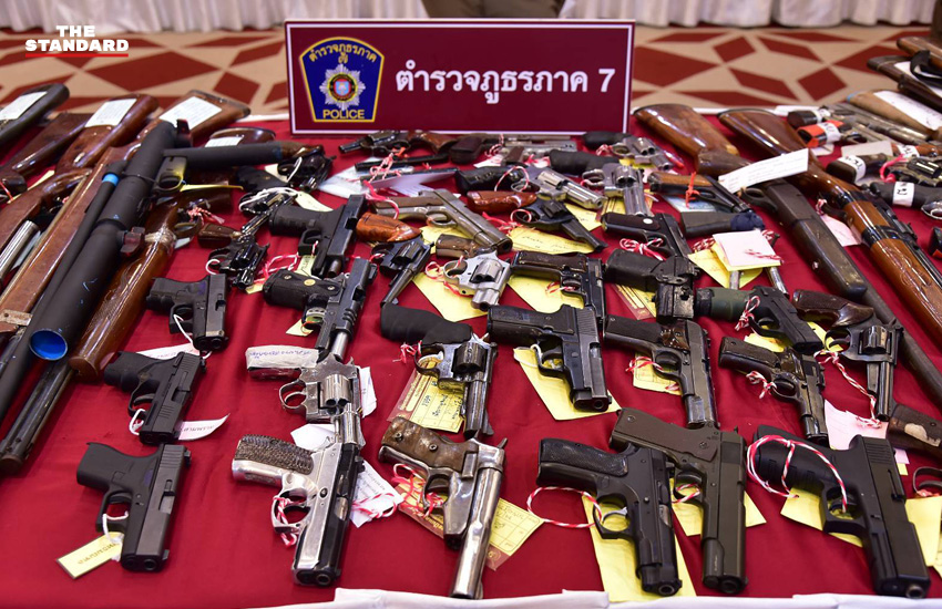 ภาพเจ้าหน้าที่ตำรวจแถลงข่าวผลการกวาดล้างอาวุธปืนผิดกฎหมาย พร้อมของกลางอาวุธปืนที่ตรวจยึดได้ 3