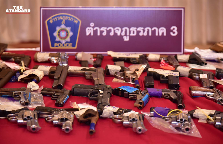 ภาพเจ้าหน้าที่ตำรวจแถลงข่าวผลการกวาดล้างอาวุธปืนผิดกฎหมาย พร้อมของกลางอาวุธปืนที่ตรวจยึดได้ 5