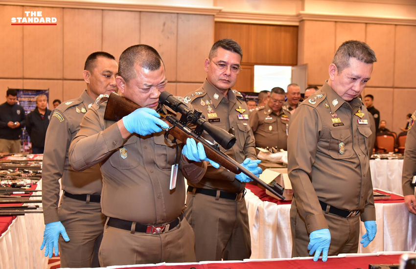 ภาพเจ้าหน้าที่ตำรวจแถลงข่าวผลการกวาดล้างอาวุธปืนผิดกฎหมาย พร้อมของกลางอาวุธปืนที่ตรวจยึดได้ 6