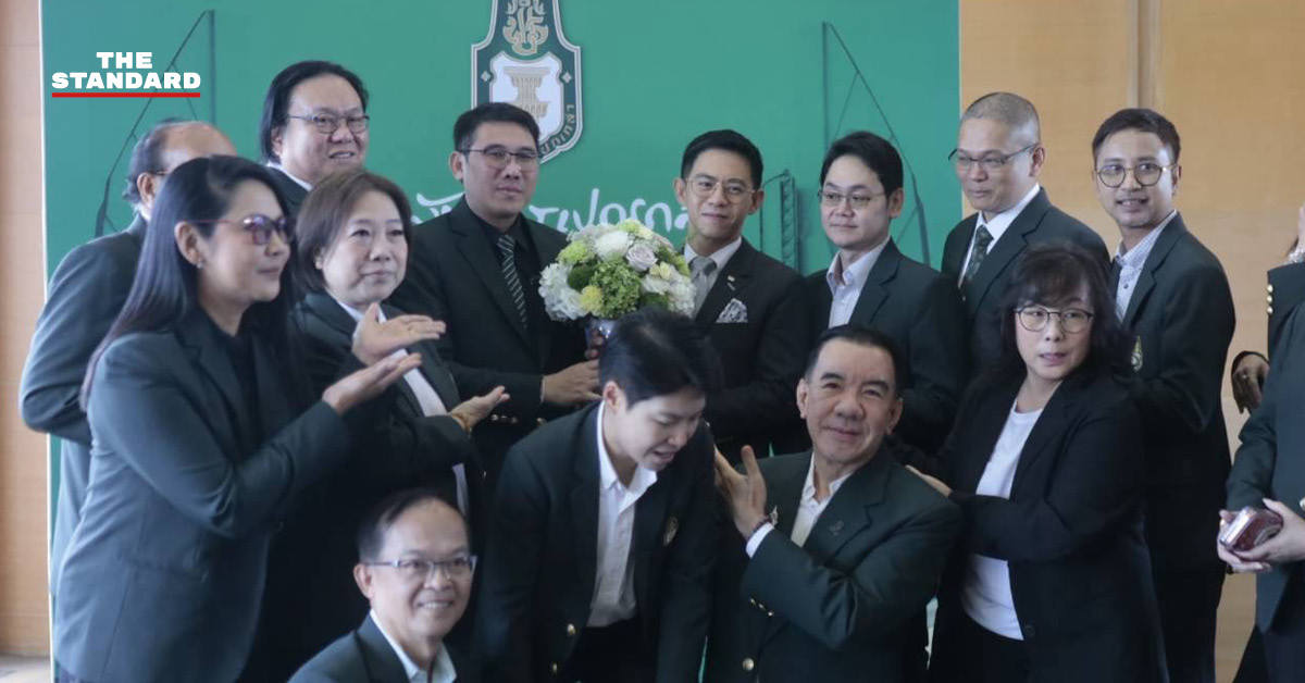 ภาพนักศึกษาหลักสูตร ปปร. 30 รวมตัวออกแถลงการณ์ปกป้องเลขาธิการสถาบันพระปกเกล้า