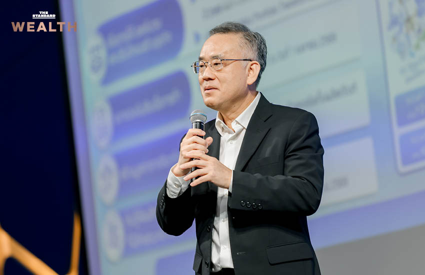 โลโก้ PTTGC และ SCGC บนภาพพื้นหลังการจับมือและกราฟหุ้น 3