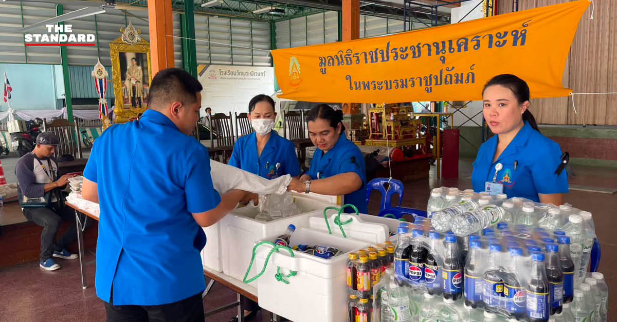 หน่วยเคลื่อนที่มูลนิธิราชประชานุเคราะห์ฯ แจกจ่ายอาหารและน้ำดื่มแก่ผู้ประสบภัยและเจ้าหน้าที่ดับเพลิงคลองถมเซ็นเตอร์