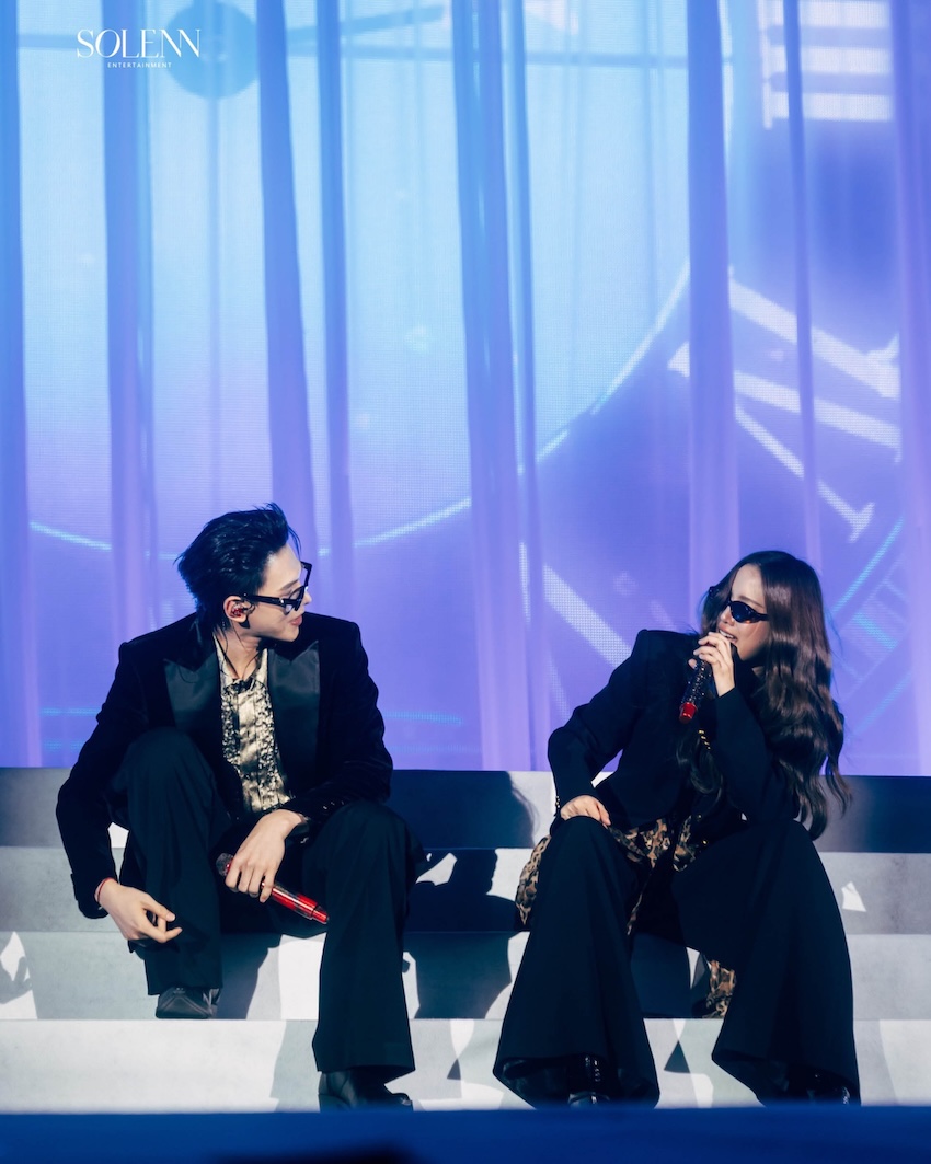 ฟรีน สโรชา กำลังแสดงบนเวทีคอนเสิร์ต ROOM NO. FREEN CONCERT 4