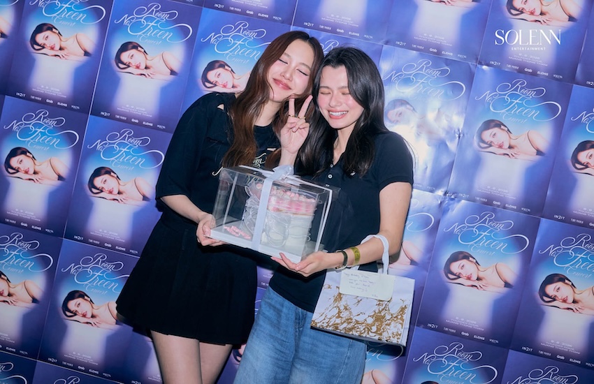 ฟรีน สโรชา กำลังแสดงบนเวทีคอนเสิร์ต ROOM NO. FREEN CONCERT 7