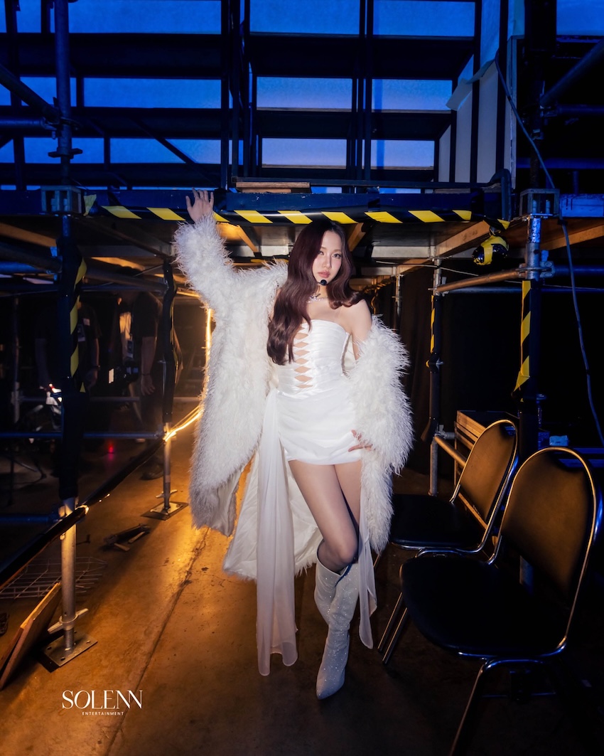 ฟรีน สโรชา กำลังแสดงบนเวทีคอนเสิร์ต ROOM NO. FREEN CONCERT 8