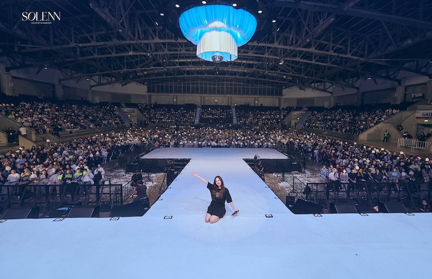 ฟรีน สโรชา กำลังแสดงบนเวทีคอนเสิร์ต ROOM NO. FREEN CONCERT 9