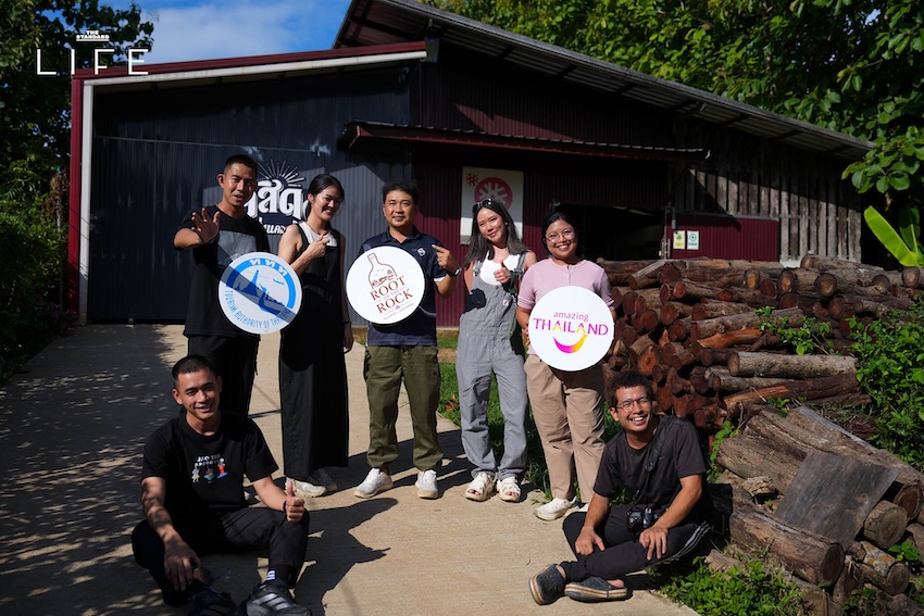 ภาพสุราชุมชนไทยหลากหลายชนิดจัดวางคู่กับวัตถุดิบและบรรยากาศการท่องเที่ยววิถีถิ่น 1
