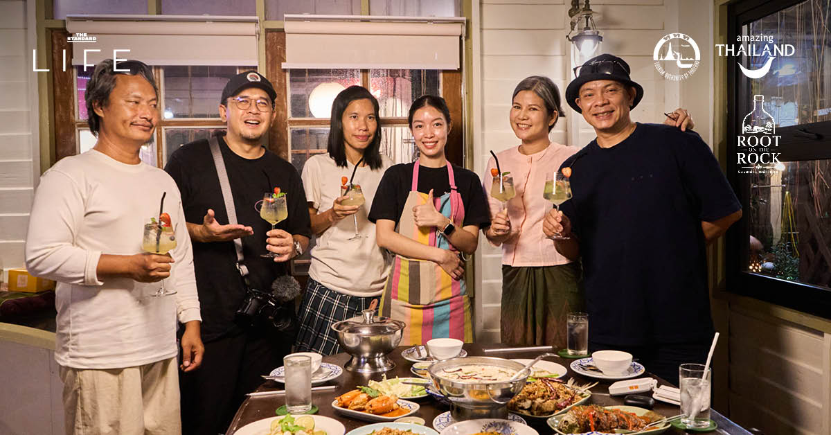 ภาพสุราชุมชนไทยหลากหลายชนิดจัดวางคู่กับวัตถุดิบและบรรยากาศการท่องเที่ยววิถีถิ่น