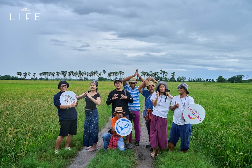 ภาพสุราชุมชนไทยหลากหลายชนิดจัดวางคู่กับวัตถุดิบและบรรยากาศการท่องเที่ยววิถีถิ่น 10