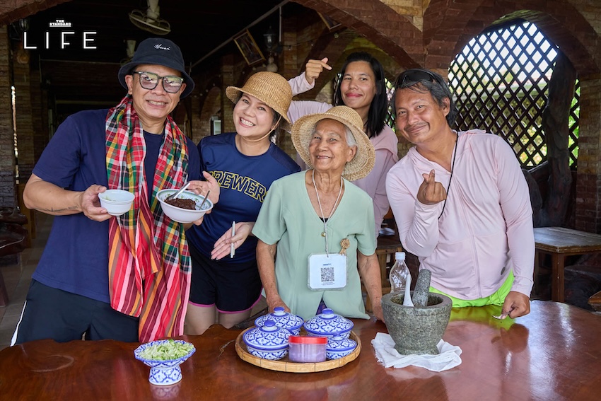 ภาพสุราชุมชนไทยหลากหลายชนิดจัดวางคู่กับวัตถุดิบและบรรยากาศการท่องเที่ยววิถีถิ่น 11